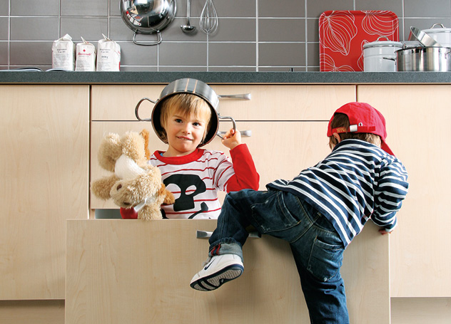Kinder in Küche