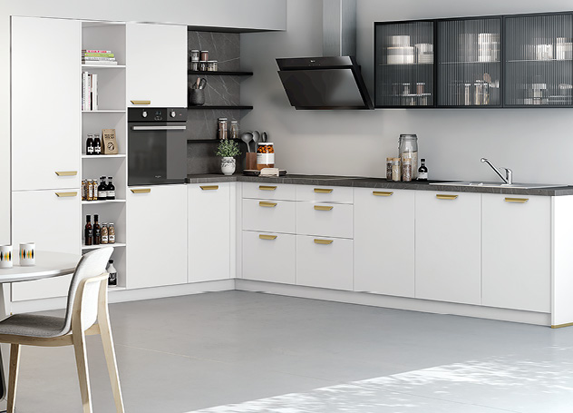 Blick gesamt in Küche mit weißen Küchenfronten