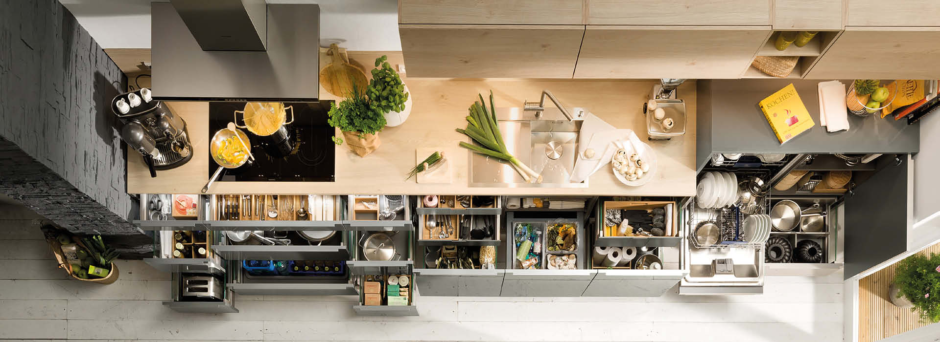 Küche mit Holz und Glasfronten