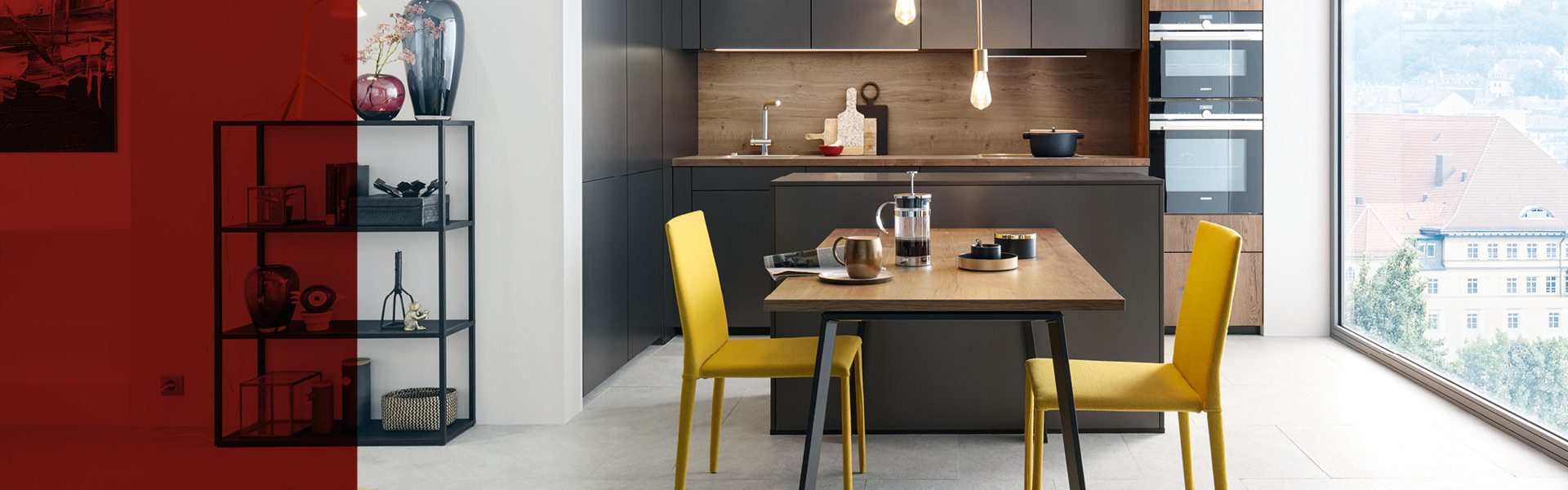 Küche mit Holzfronten gelben Stühlen