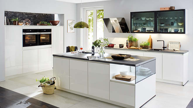 Die offene Küche im modernen Look verfügt über spannende Glaselemente, spielt mit Kontrasten und Materialmixen.